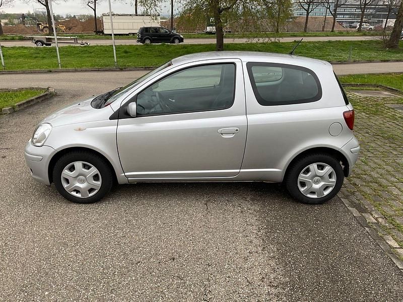 Gebraucht Toyota Yaris Sol 65 PS (47 kW) 2004 Silber Limousine