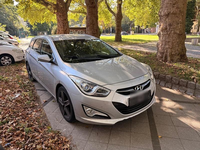 Silber Gebraucht 2011 Hyundai i40 Kombi | 3.600 € (Superpreis) - Bild 1/4