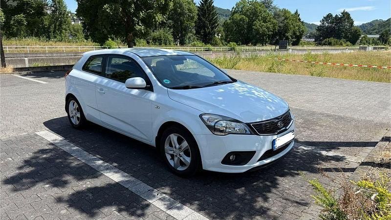 Weiß Gebraucht 2012 Kia ProCeed DREAM-TEAM Edition Kleinwagen | 3.900 € - Bild 1/4