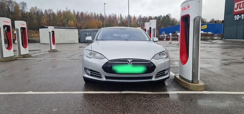 Usata Tesla Model S 269 kW (367 CV) 2013 Argento Utilitaria
