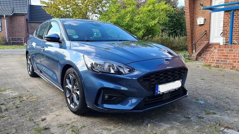 Blau Gebraucht 2018 Ford Focus ST-Line Limousine | 12.999 € (Etwas zu teuer) - Bild 1/4