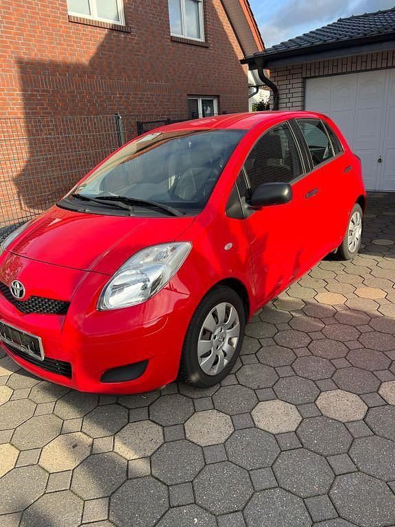 Rot Gebraucht 2009 Toyota Yaris Limousine | 3.200 € (Fairer Preis) - Bild 1/4