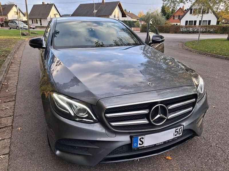 Grau Gebraucht 2019 Mercedes E450 AMG line Limousine | 39.450 € (Guter Preis) - Bild 1/4
