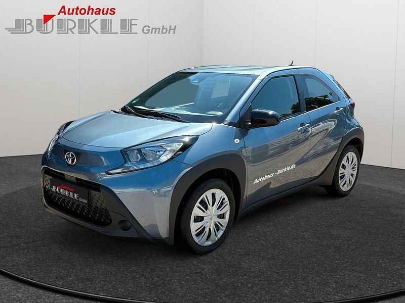 Grau Gebraucht 2024 Toyota Aygo Business Edition Kleinwagen | 14.888 € (Guter Preis) - Bild 1/3