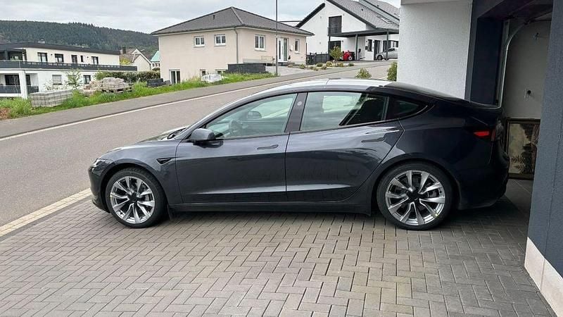 Grau Gebraucht 2023 Tesla Model 3 RWD Limousine | 36.900 € (Teuer) - Bild 1/4