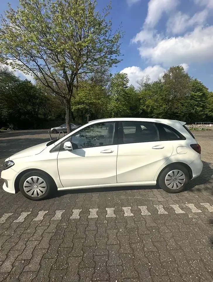 Gebraucht Mercedes B180 Style 122 PS (89 kW) 2015 Weiß Kleinwagen