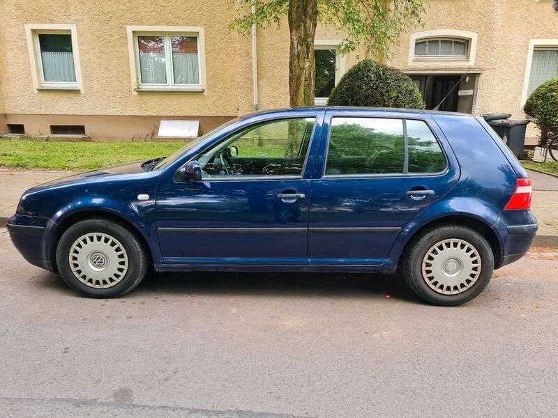 Blau Gebraucht 2002 VW Golf IV Limousine | 1.449 € (Etwas zu teuer) - Bild 1/4