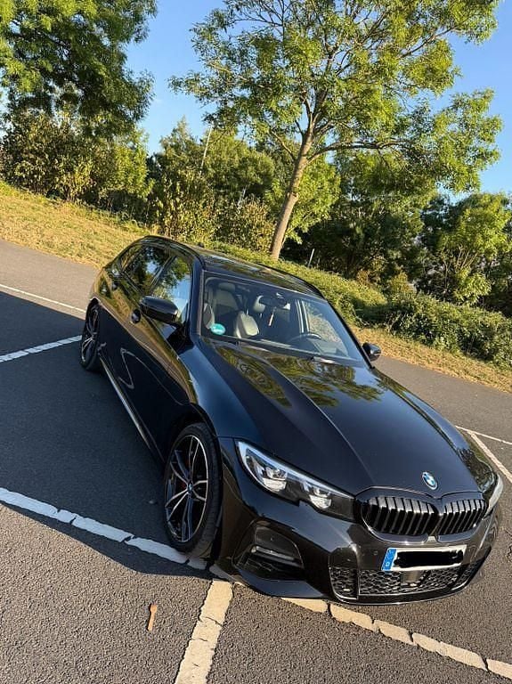 Schwarz Gebraucht 2021 BMW 330 M Sport Kombi | 29.900 € (Guter Preis) - Bild 1/4