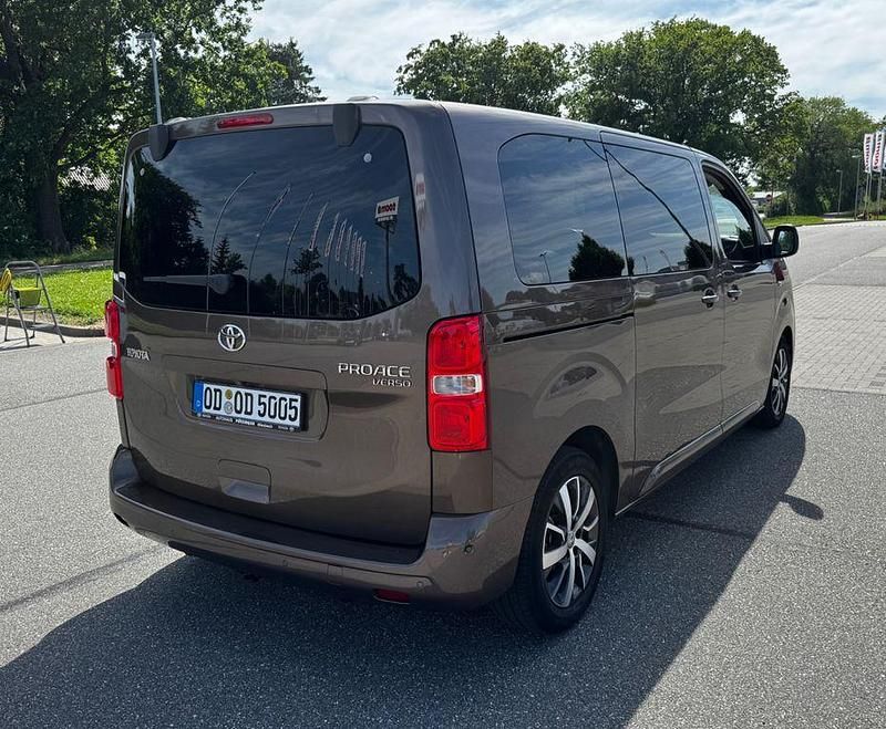 Gebraucht Toyota Proace 177 PS (130 kW) 2018 Braun Van / Kleinbus