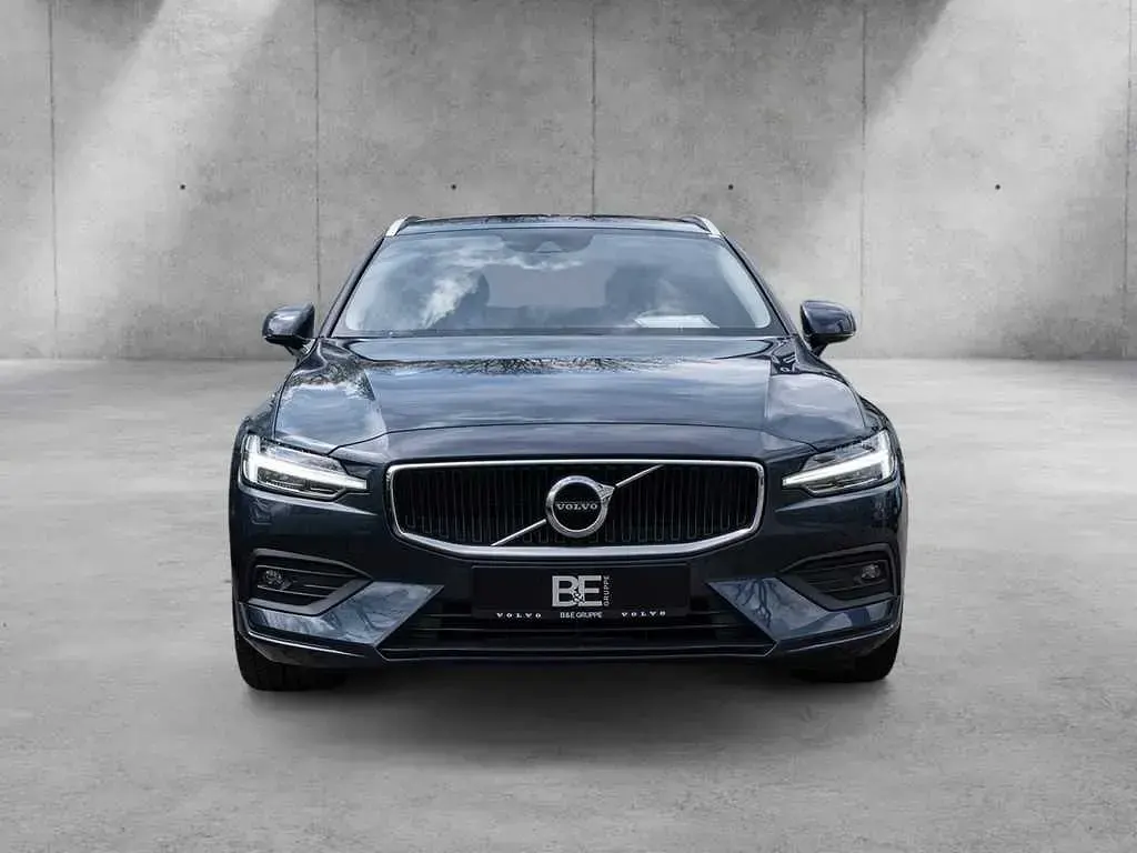 Gebraucht Volvo V60 Momentum 250 PS (183 kW) 2020 Blau / denim blue (metallic) Kombi