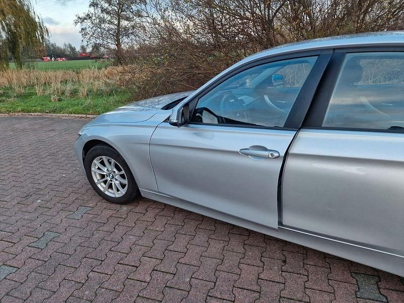 Gebraucht BMW 320 184 PS (135 kW) 2012 Grau Limousine