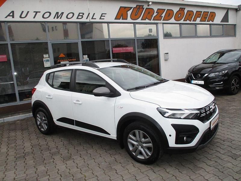 Weiß Gebraucht 2023 Dacia Sandero Expression Kleinwagen | 14.900 € (Guter Preis) - Bild 1/4