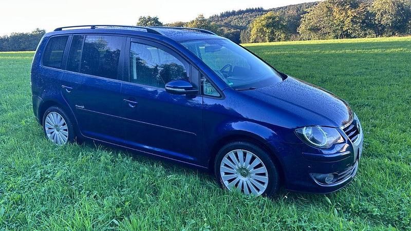 Blau Gebraucht 2010 VW Touran Freestyle Van / Kleinbus | 3.333 € (Superpreis) - Bild 1/4