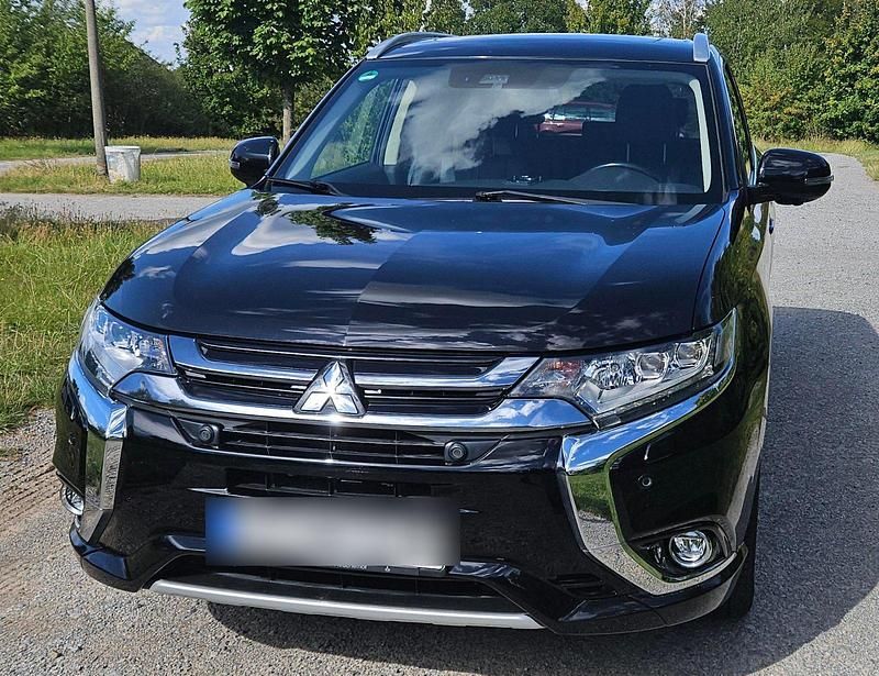 Schwarz Gebraucht 2017 Mitsubishi Outlander P-HEV Top SUV | 20.000 € (Fairer Preis) - Bild 1/4