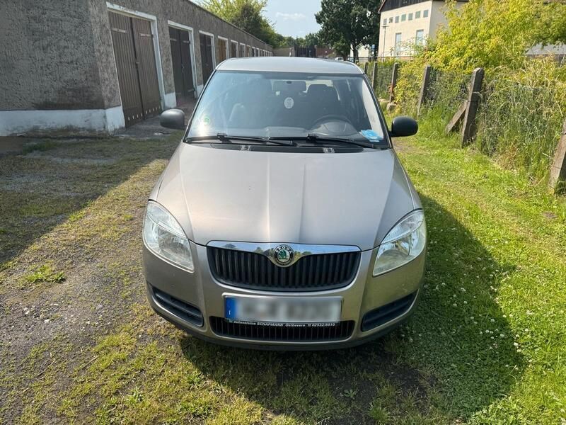 Grau Gebraucht 2009 Skoda Fabia Limousine | 2.100 € - Bild 1/4