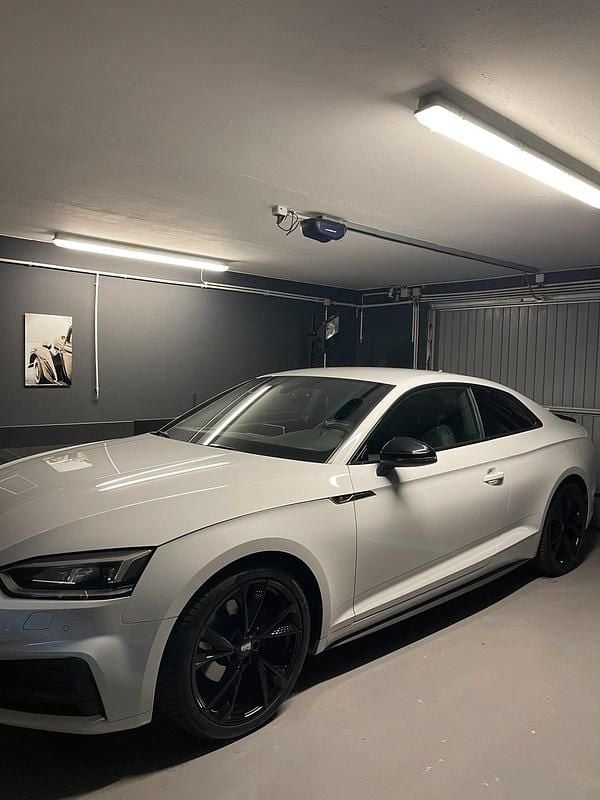 Weiß Gebraucht 2017 Audi A5 Black Edition Coupé | 22.850 € (Superpreis) - Bild 1/4