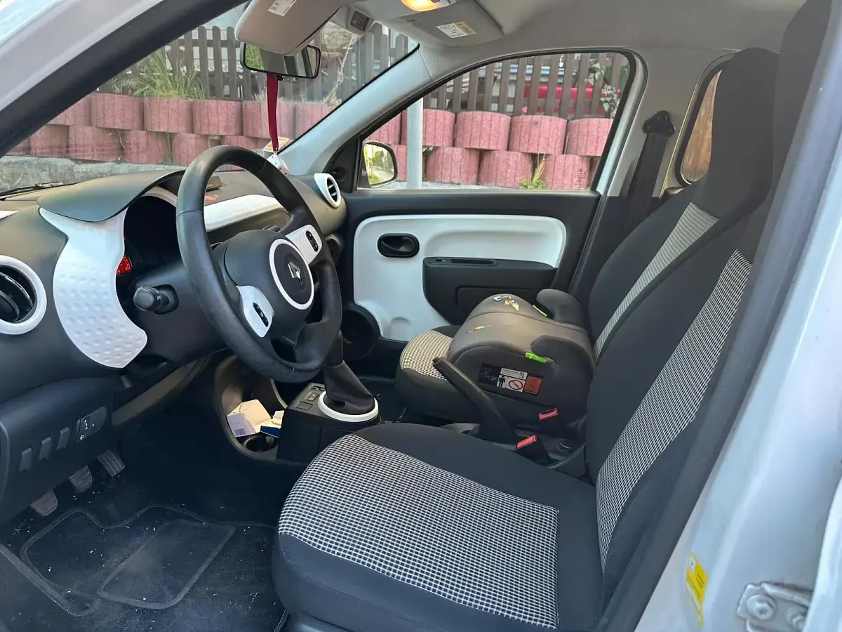 Second-hand Renault Twingo 71 CP (52 kW) 2016 Alb Hatchback