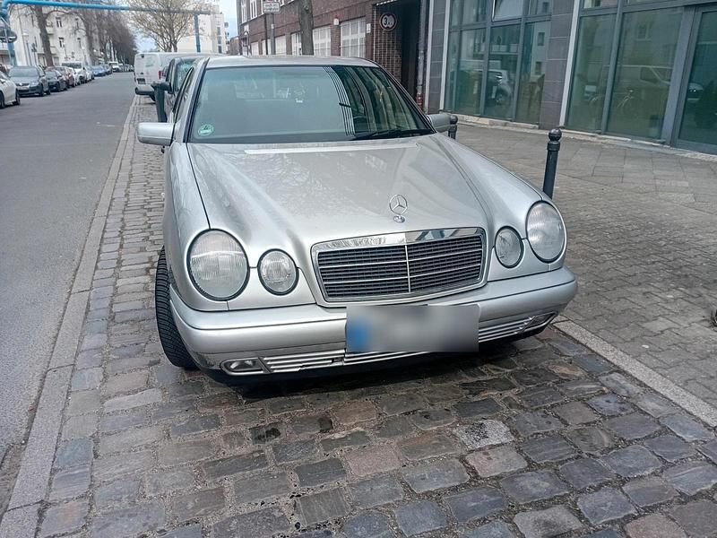 Gebraucht Mercedes E200 136 PS (100 kW) 1997 Silber Limousine