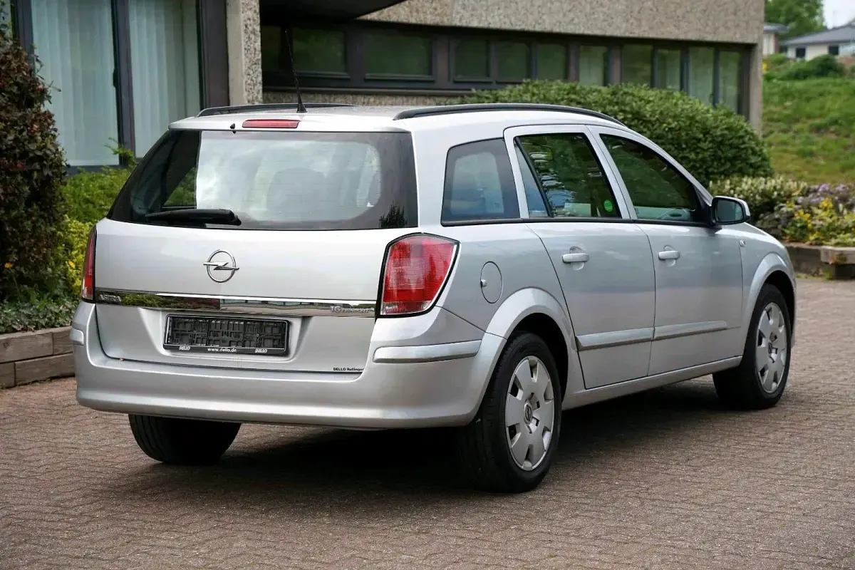 Usado Opel Astra Edition 105 HP (77 kW) 2006 Prateado Carrinha