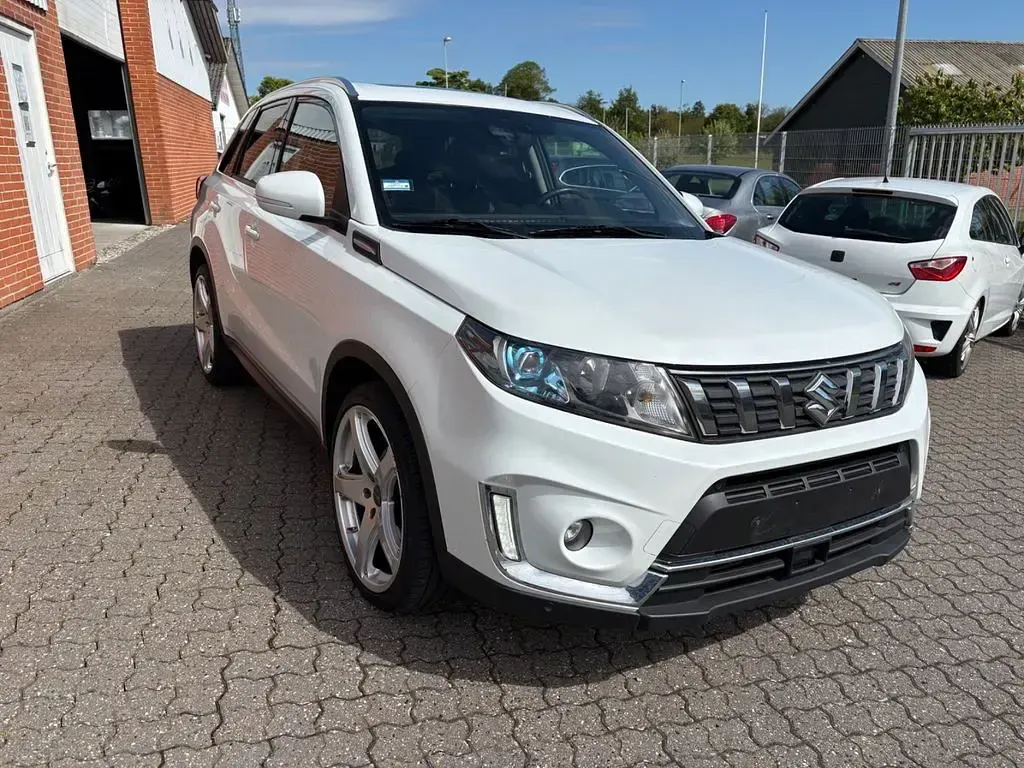 Begagnad Suzuki Vitara 140 HK (102 kW) 2018 Vit SUV
