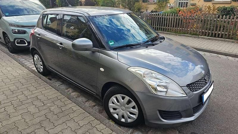 Grau Gebraucht 2011 Suzuki Swift Club Limousine | 3.990 € (Guter Preis) - Bild 1/4