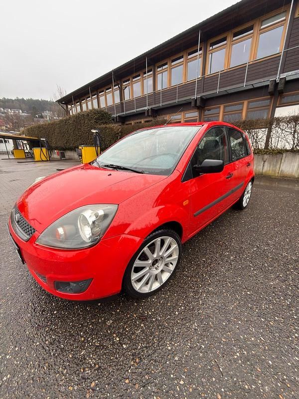 Gebraucht Ford Fiesta 90 PS (66 kW) 2007 Rot Kleinwagen