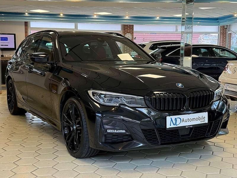 Black sapphire Gebraucht 2022 BMW 330e M Sport Kombi | 34.890 € (Fairer Preis) - Bild 1/4