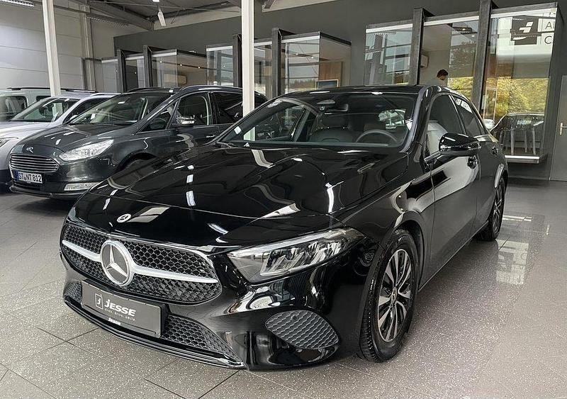 Nachtschwarz unilack Gebraucht 2024 Mercedes A180 Limousine | 25.990 € (Superpreis) - Bild 1/4