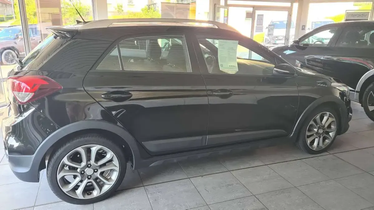 Gebraucht Hyundai i20 YES! 90 PS (66 kW) 2018 Phantom black. / mic Kleinwagen
