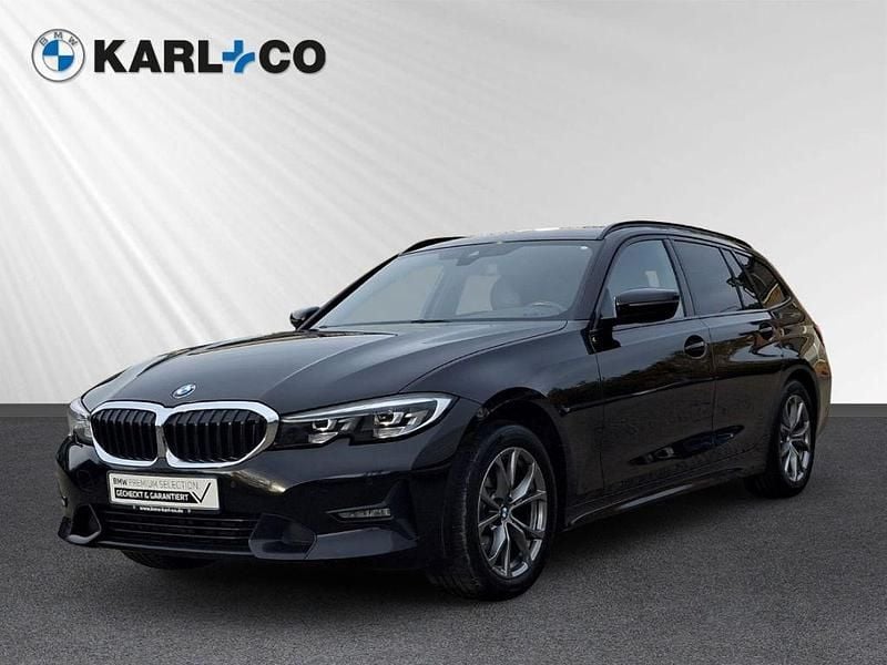 Black sapphire metallic (schwarz) Gebraucht 2022 BMW 320 Sport Line Kombi | 22.998 € (Guter Preis) - Bild 1/4