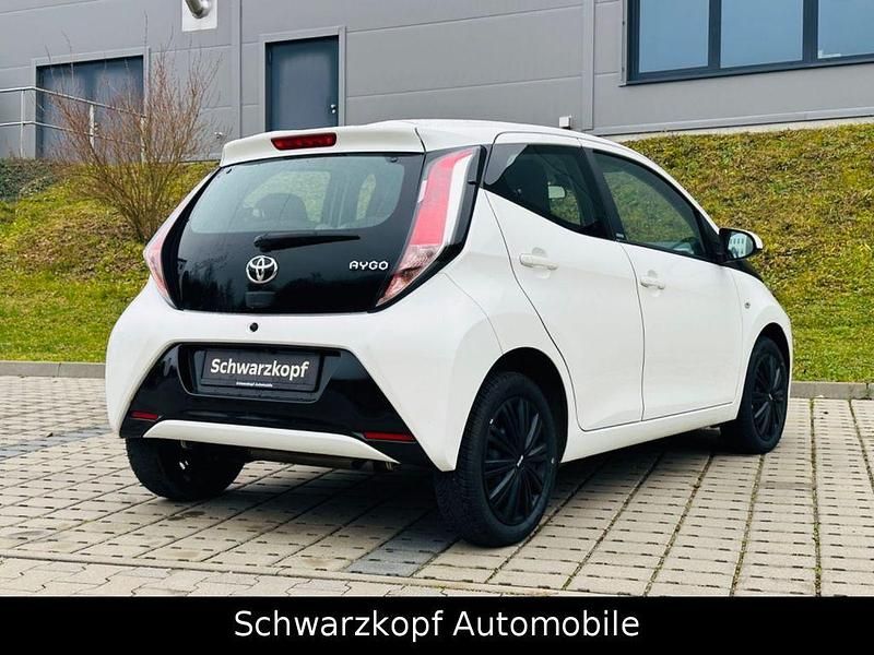 Gebraucht Toyota Aygo Edition-S 69 PS (50 kW) 2016 Weiß Kleinwagen