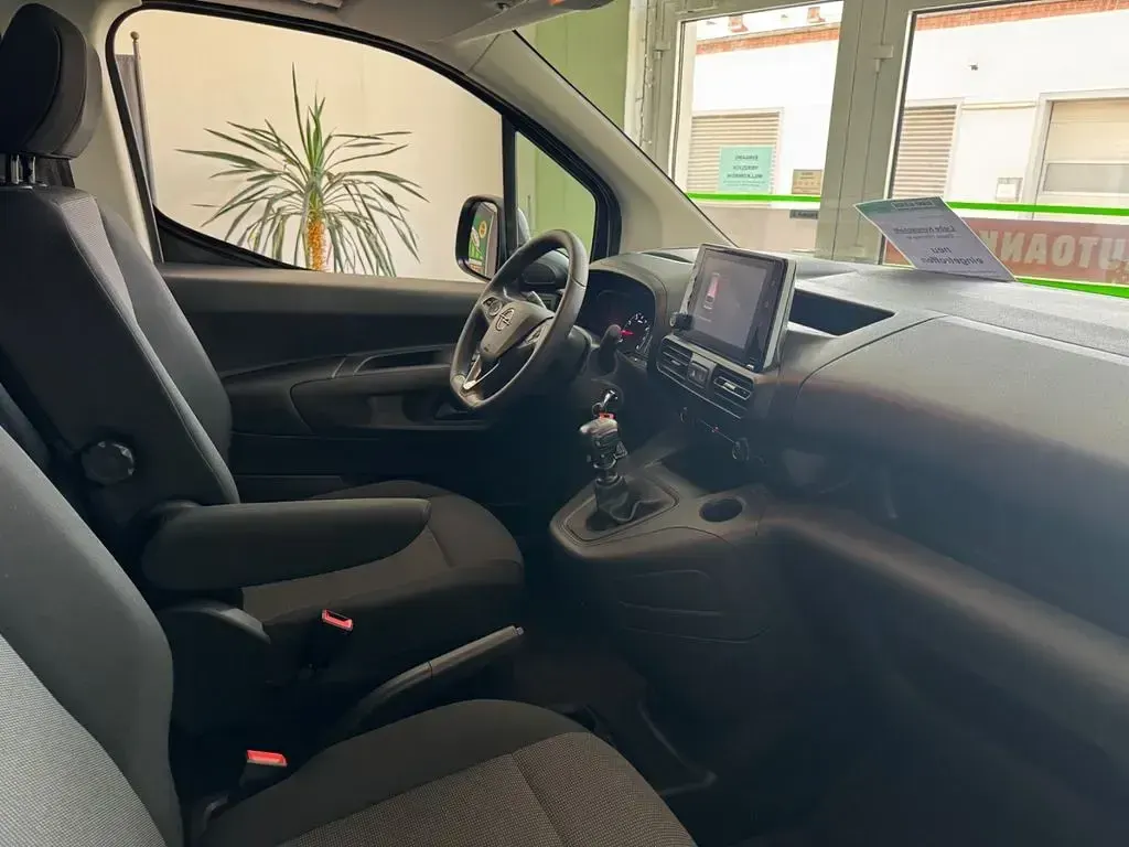 Używany Opel Combo Edition 102 KM (75 kW) 2022 Biały Minivan