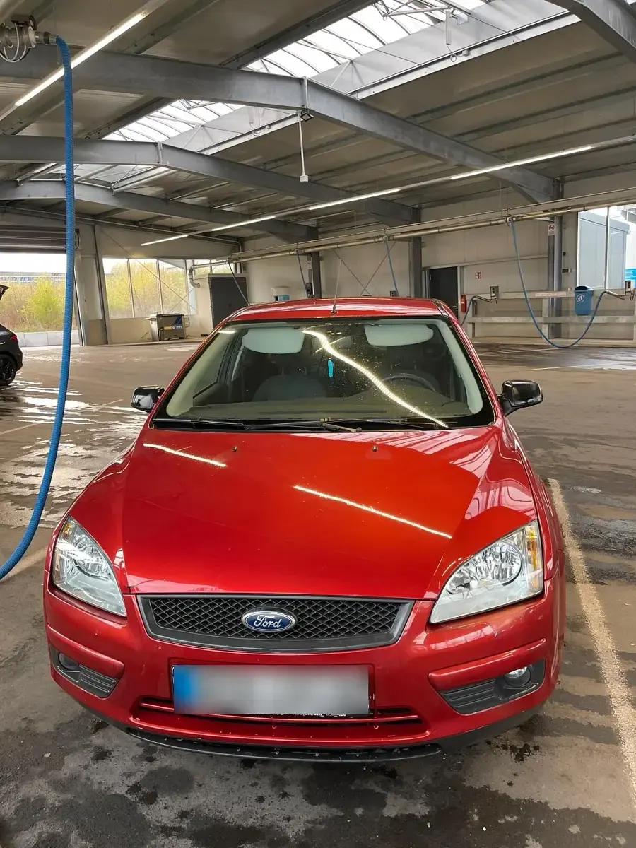Second-hand Ford Focus 101 CP (74 kW) 2005 Roșu Hatchback