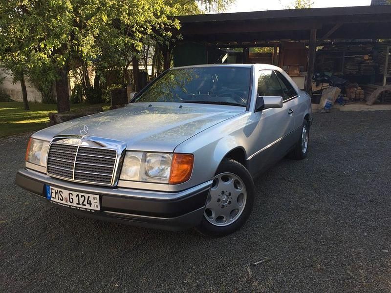 Silber Gebraucht 1992 Mercedes 230 Coupé | 14.870 € - Bild 1/4