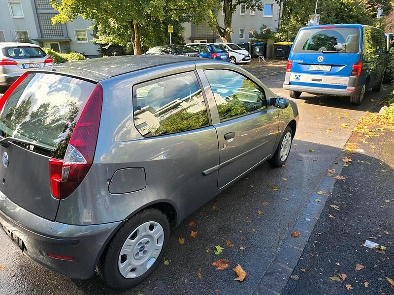 Grau Gebraucht 2004 Fiat Punto Limousine | 1.800 € (Fairer Preis) - Bild 1/4