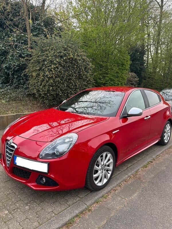 Rot Gebraucht 2012 Alfa Romeo Giulietta Kleinwagen | 6.900 € (Etwas zu teuer) - Bild 1/4