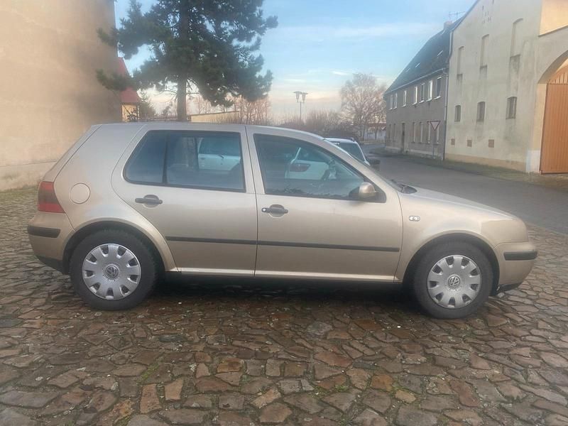 Gebraucht VW Golf IV Edition 105 PS (77 kW) 2001 Gold Kleinwagen