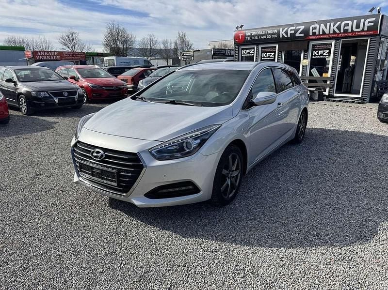 Gebraucht Hyundai i40 Style 141 PS (103 kW) 2017 Platinum silver / met Kombi