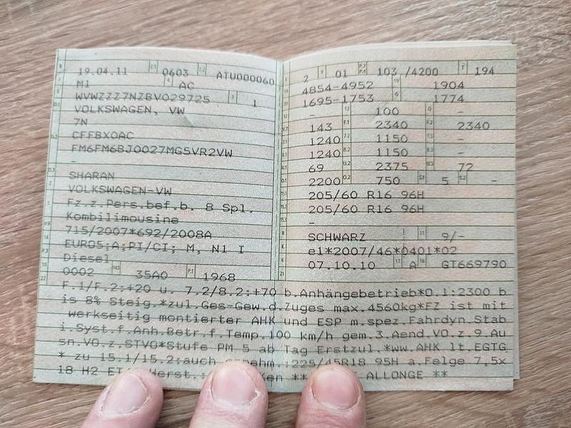 Second-hand VW Sharan 140 CP (102 kW) 2011 Negru Monovolum