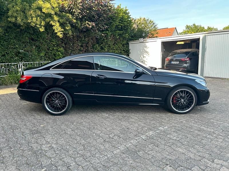 Gebraucht Mercedes E250 204 PS (150 kW) 2009 Schwarz Coupé