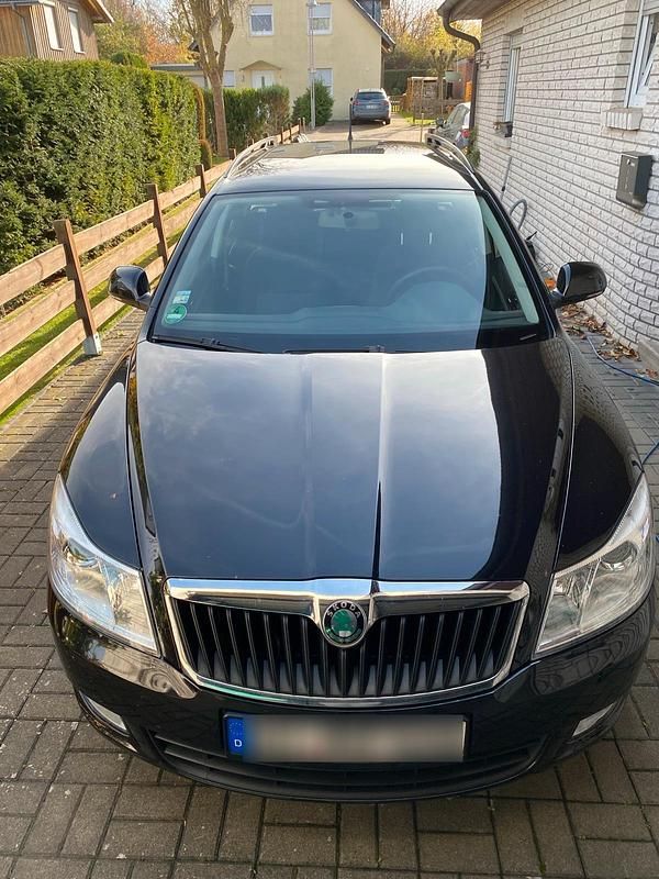 Schwarz Gebraucht 2011 Skoda Octavia Kombi | 7.999 € (Teuer) - Bild 1/4
