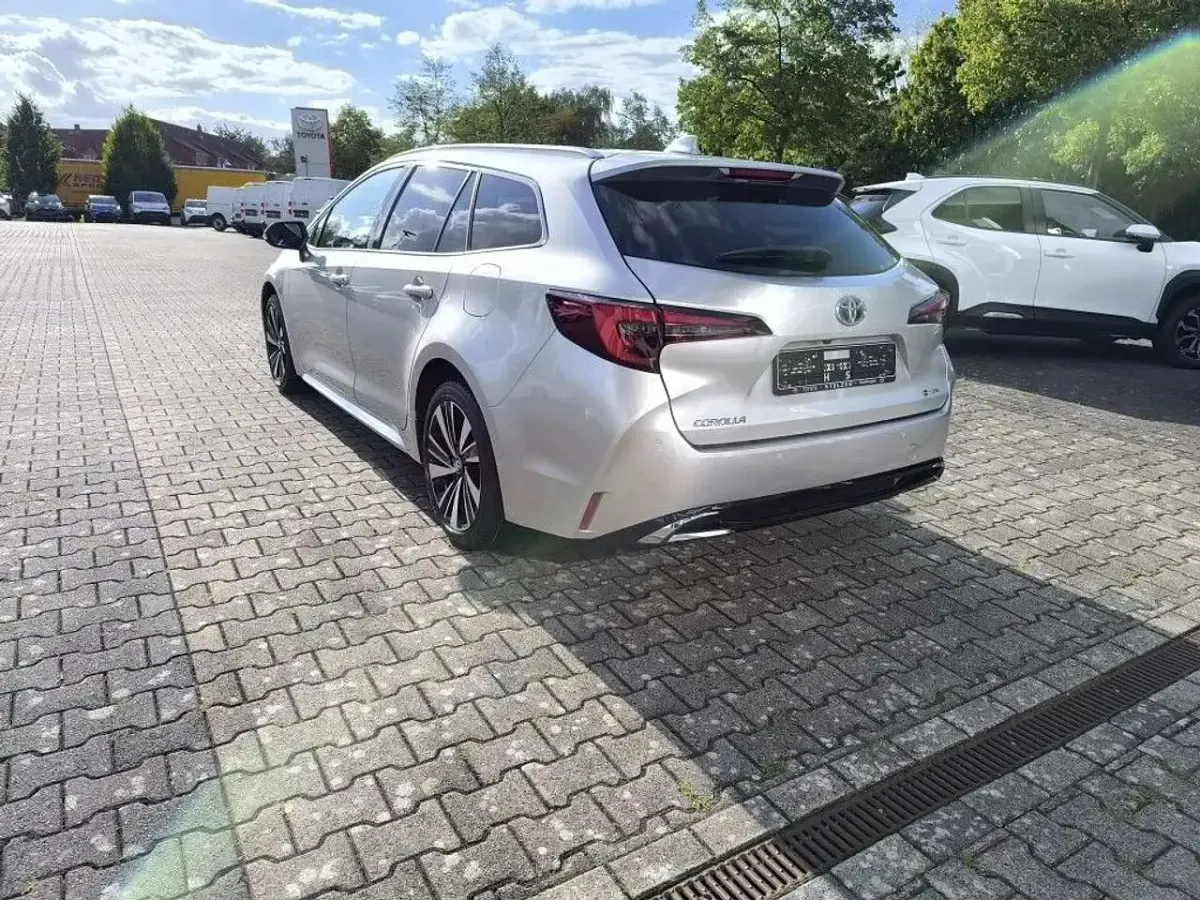 Neu Toyota Corolla 140 PS (102 kW) 2025 Cosmicsilber metallic Kombi