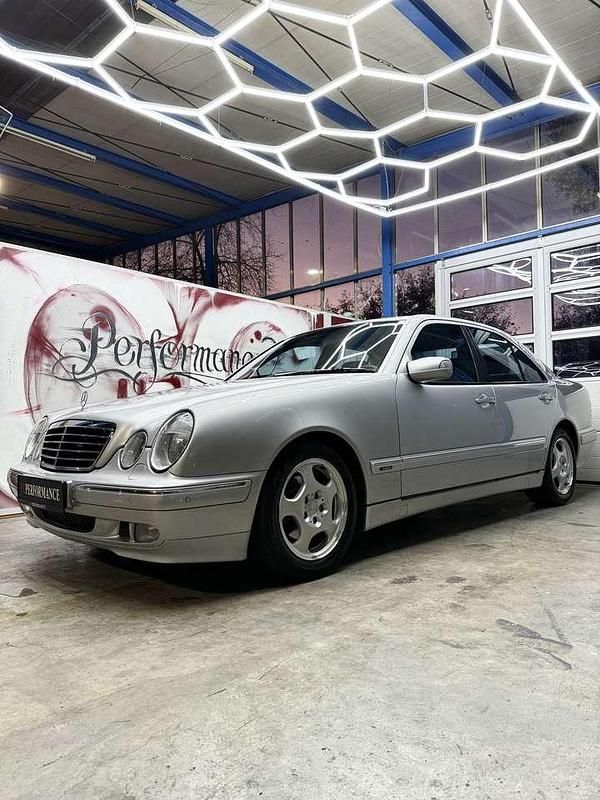 Silber Gebraucht 2000 Mercedes E240 Avantgarde Limousine | 6.999 € (Fairer Preis) - Bild 1/4