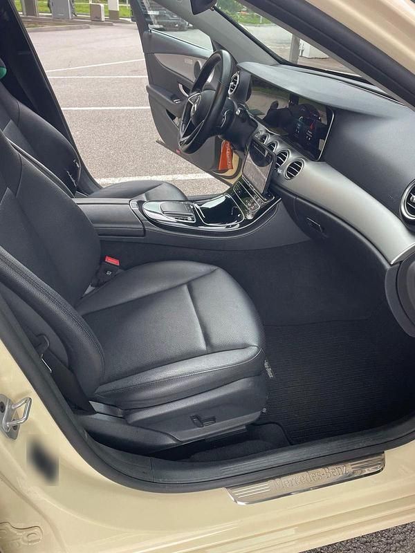 Gebraucht Mercedes E200 160 PS (117 kW) 2023 Beige Limousine
