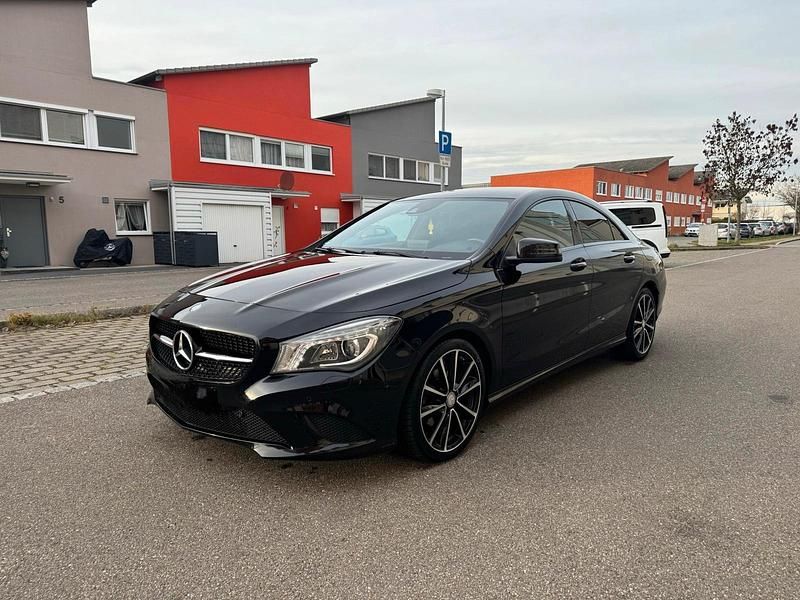 Schwarz Gebraucht 2015 Mercedes CLA220 Limousine | 17.300 € (Fairer Preis) - Bild 1/4