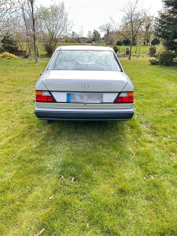 Second-hand Mercedes E280 193 CP (141 kW) 1992 Berlinǎ