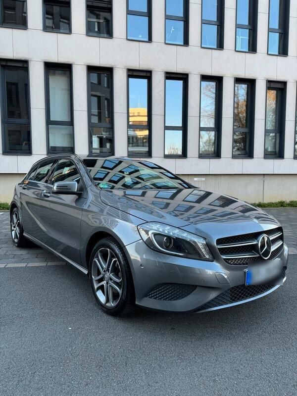 Grau Gebraucht 2015 Mercedes A180 AMG Kleinwagen | 10.950 € - Bild 1/4