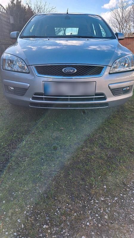 Gebraucht Ford Focus Ghia 100 PS (73 kW) 2005 Silber Limousine