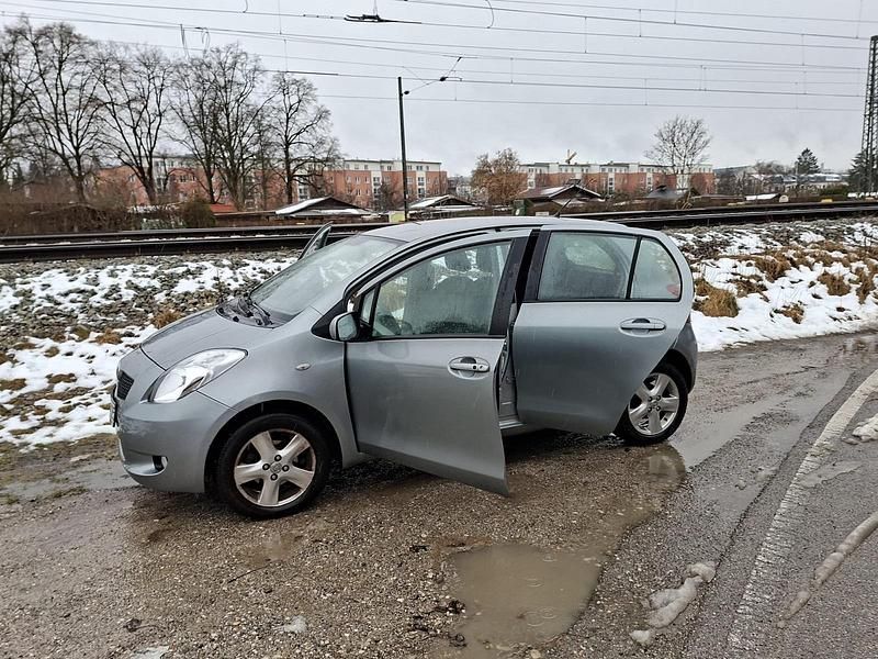 Gebraucht Toyota Yaris 88 PS (64 kW) 2007 Silber Kleinwagen