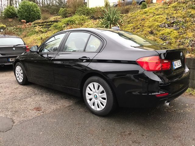 Gebraucht BMW 318 143 PS (105 kW) 2012 Schwarz metallic Limousine